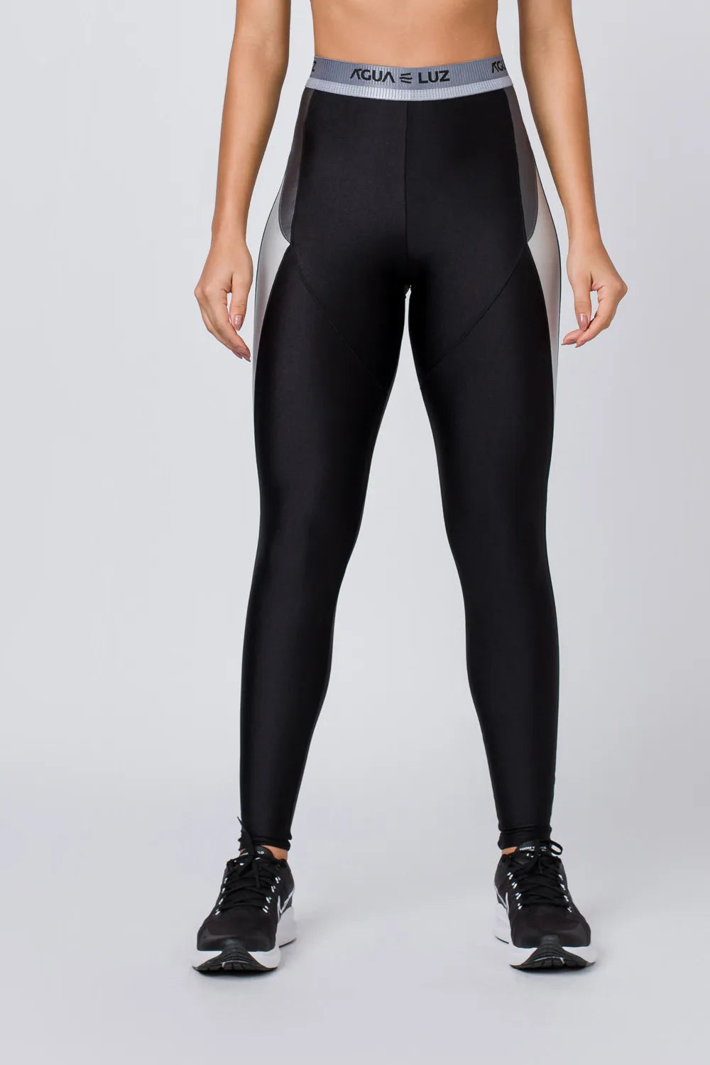 Calça legging feminina poliamida preta com elástico personalizado, recorte lateral e pala nas costas ♡Ref.: 856