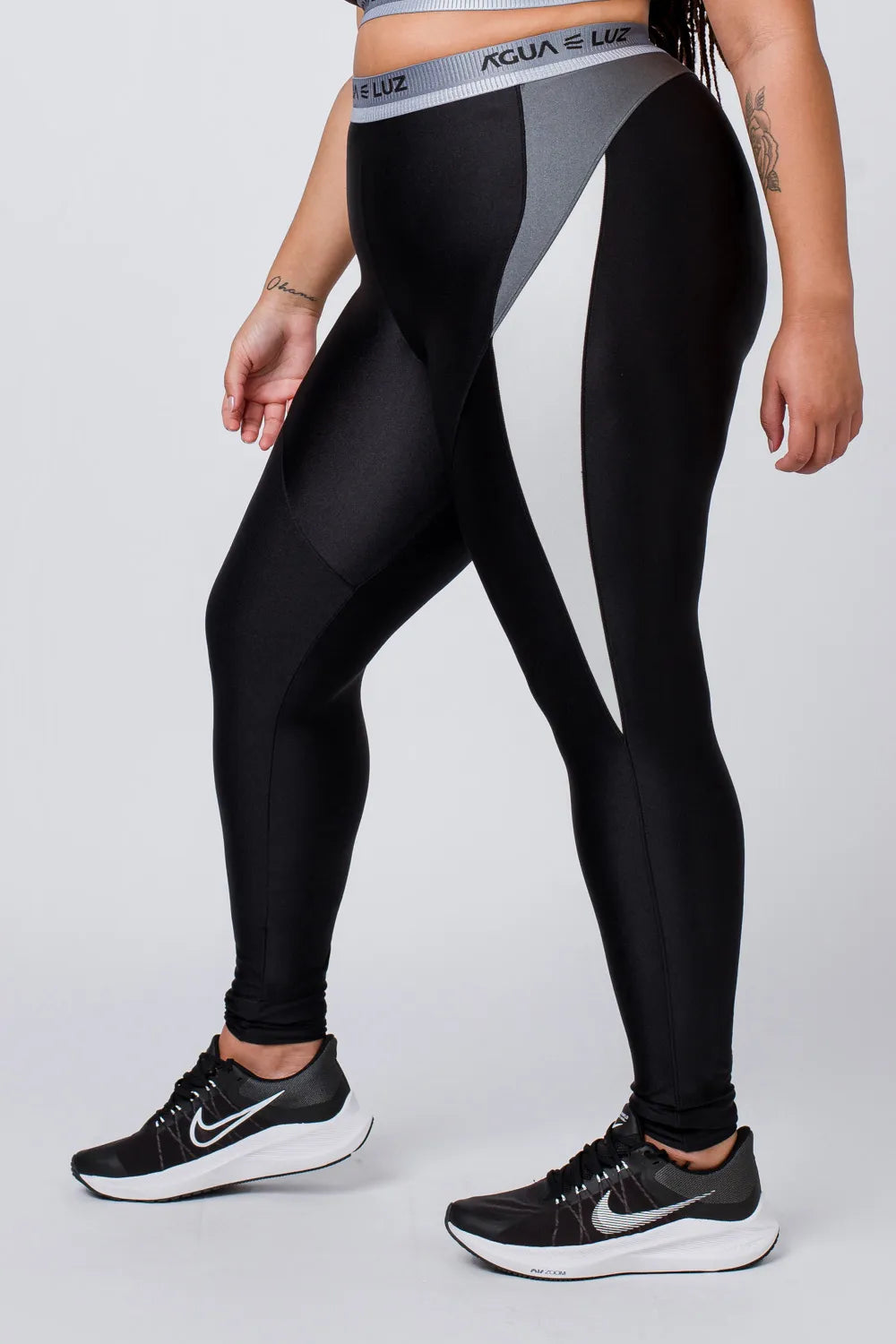 Calça legging feminina poliamida preta com elástico personalizado, recorte lateral e pala nas costas ♡Ref.: 856