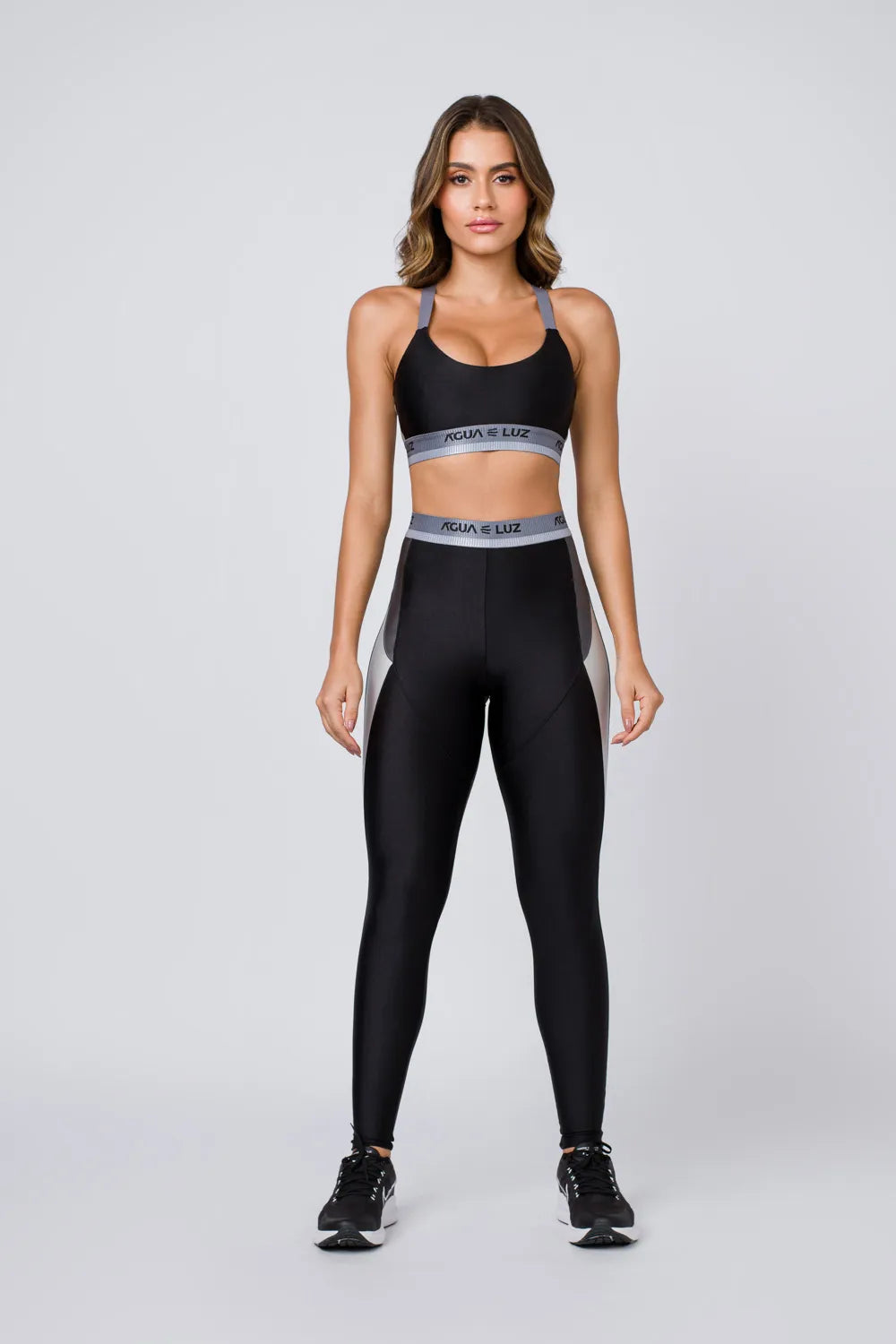 Calça legging feminina poliamida preta com elástico personalizado, recorte lateral e pala nas costas ♡Ref.: 856